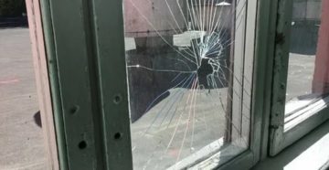 Самое большое наказание за разбитое окно Самое большое наказание за разбитое окно
